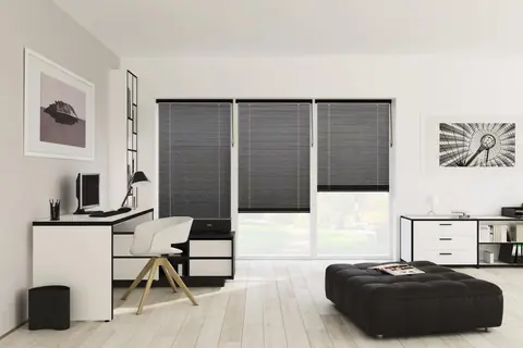 Dunkle Plissees und Jalousien in einem hellen, minimalistisch eingerichteten Wohnraum