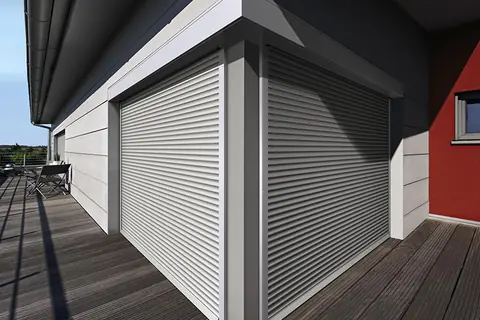 Weiße Vorbau-Rollläden an der Fassade eines modernen Neubaus
